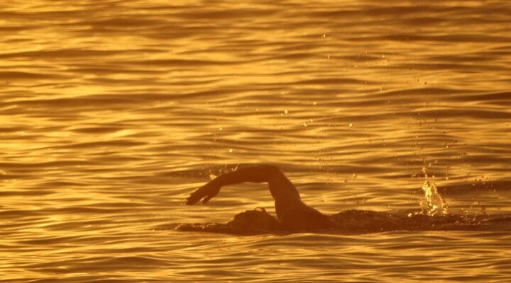 5 BENEFÍCIOS FÍSICOS DA NATAÇÃO DO MAR