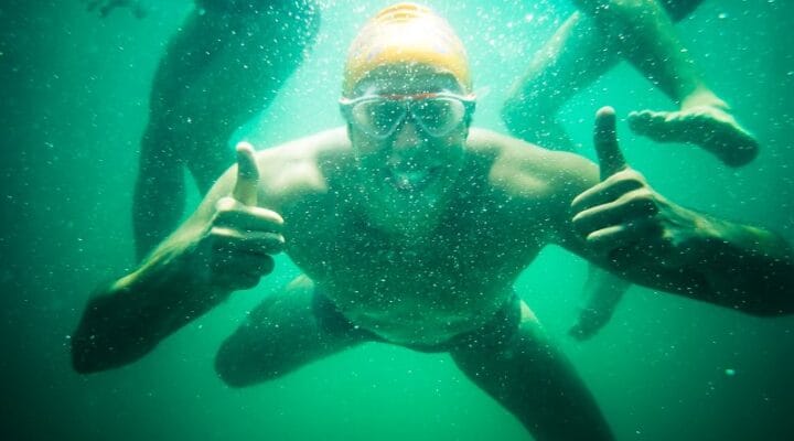 Descubra os três maiores benefícios de prática a natação no mar