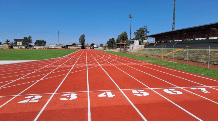 Essa é a principal diferença entre treinar corrida na areia, asfalto e pista de atletismo