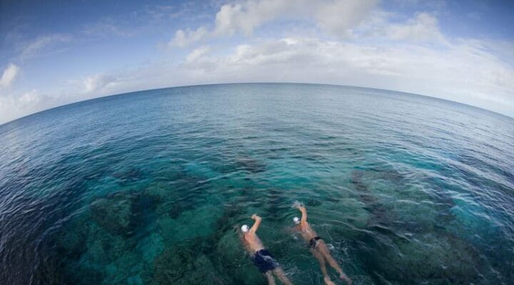 Natação no mar é melhor que natação em piscina?