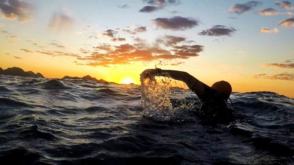 alvorada natação no mar praia de copacabana rio de janeiro